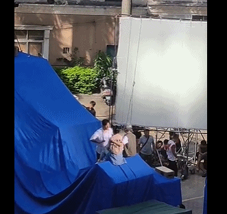 父母■张东升推父母下山花絮曝光 两位高龄演员太不容易了，真栽了一个跟头