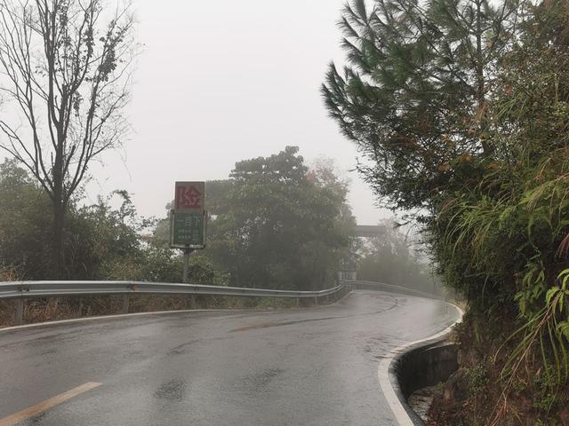 摩旅湘西，单人单车翻越湖南第一大山，雨雾中的雪峰山奇秀险峻