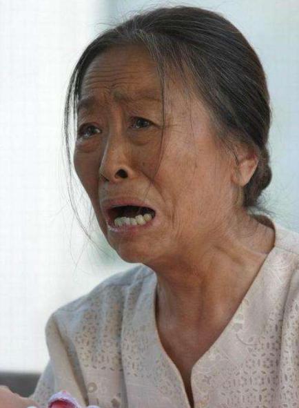 83岁"丑娘"张少华晚年凄惨？插呼吸机独自住院，瘦骨嶙峋无人管