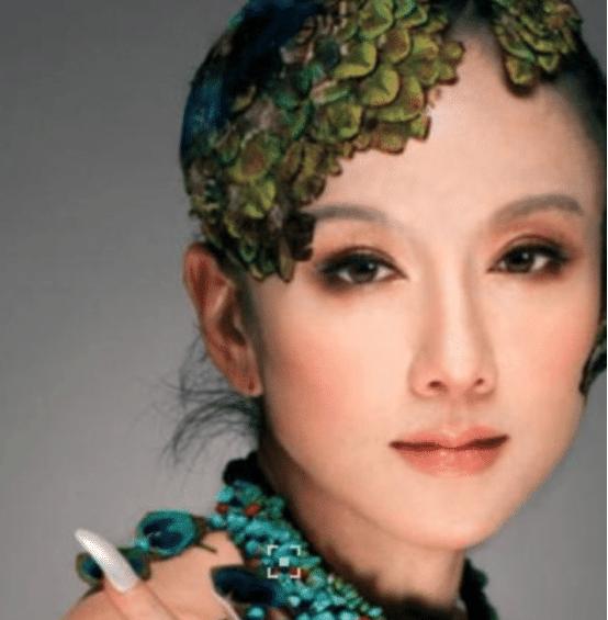 61岁的杨丽萍不吃肉不生育，如今仍然肤白貌美，