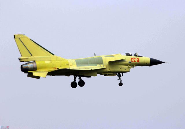 美国F16使用中国J10黄色底漆涂装，原来是这个样