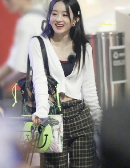 所有人都关注赵丽颖包上创可贴，我却留意她的腰，真羡慕了