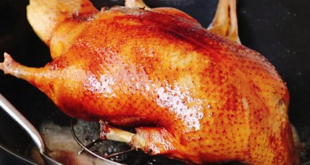 家庭版脆皮烤鸭，教你在家做，有一口锅就可以，皮脆肉嫩，真香