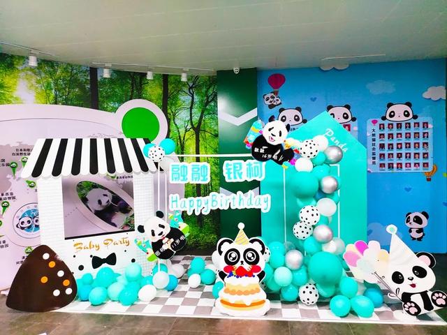 临沂动植物园为大熊猫融融和银柯举办生日会