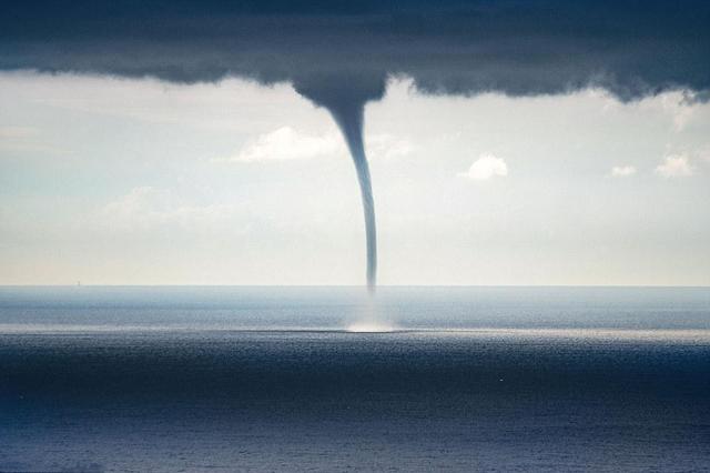 水龙卷(waterspout)是一种偶尔出现在温暖水面上空的龙卷风,它的上端