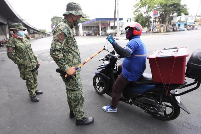 确诊数字逼近9千例，菲律宾马尼拉军警出动，铁