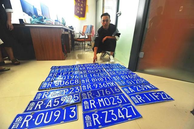 急尋車主！菏澤一小伙昨夜大雨中撿到25副車牌，不要錢