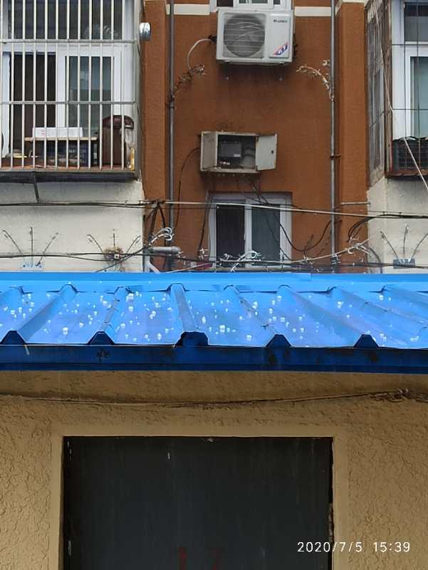 北京怀柔城区突降冰雹，持续约5分钟，最大如黄豆大小