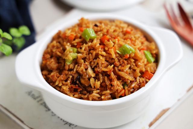 伏天别炒菜了，学会这个懒人焖饭，有菜有肉有饭，太适合懒人了