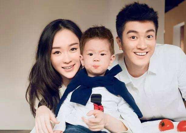 嗯哼兄妹一起买玩具，回头照顾妹妹很贴心，清爽板寸帅气十足