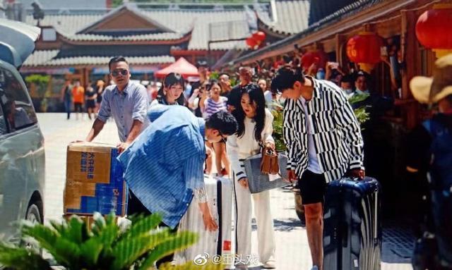 赵丽颖录中餐厅和快本女主持提箱子，赵丽颖用力提拽，比新人卖力