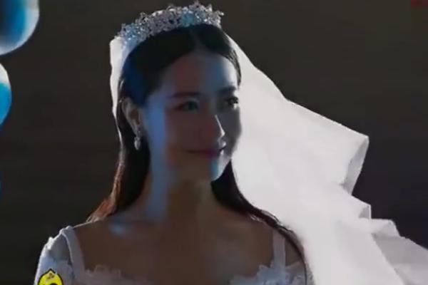 白冰未走出离婚阴霾，网友翻出前夫当年求婚视频，明白她为何痛哭