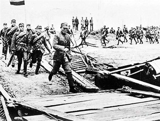 士兵出征前，父親送兒子“死字旗”上戰(zhàn)場(chǎng)：傷時(shí)拭血，死后裹身