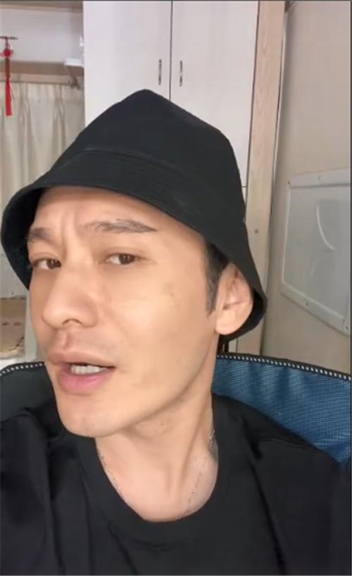 黄晓明累到脱妆遭调侃，本尊晒素颜视频谦虚回应，却遭尹正拆台