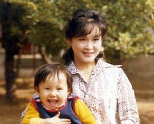 李谷一先嫁老师，后嫁粉丝，如今82岁丈夫离她而去