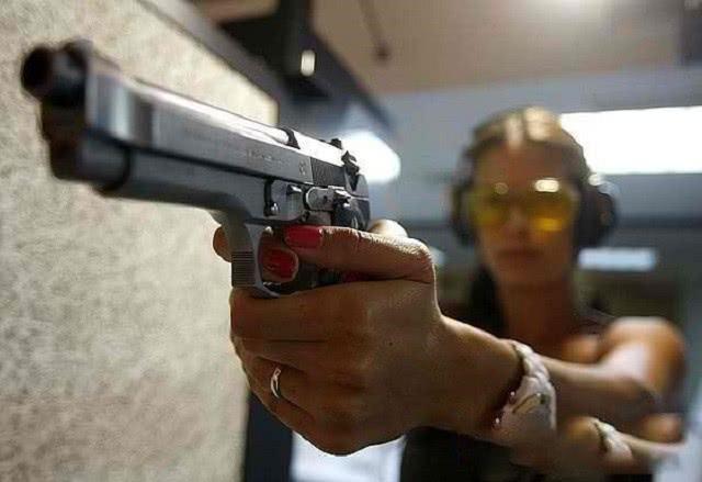 中国有真枪体验馆吗？有，普通人也能玩，但要