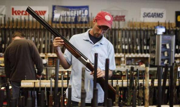 美国公民人人有枪，为何在大规模暴动中却无人