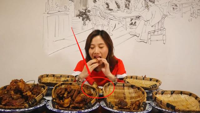 密子君挑战80根“猪排”，摄像师却出卖了她，网