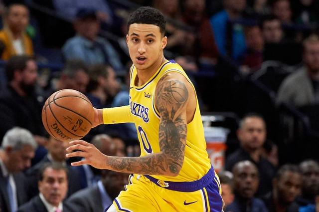 大型虐狗现场，库兹马25岁生日，超模女友雇飞机拉横幅：我爱你