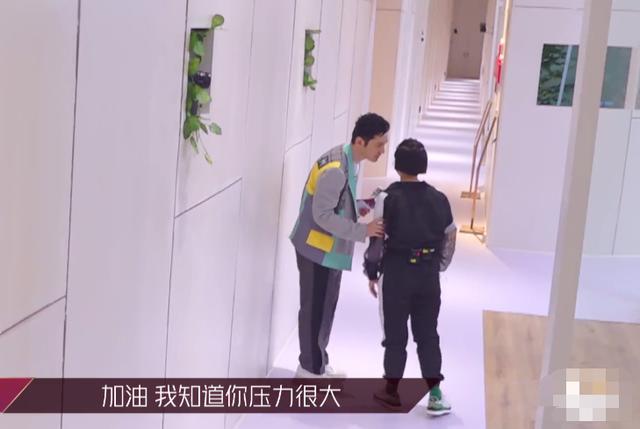 黄晓明私下去安慰丁当，以为镜头没在拍说了实话，句句说到点上