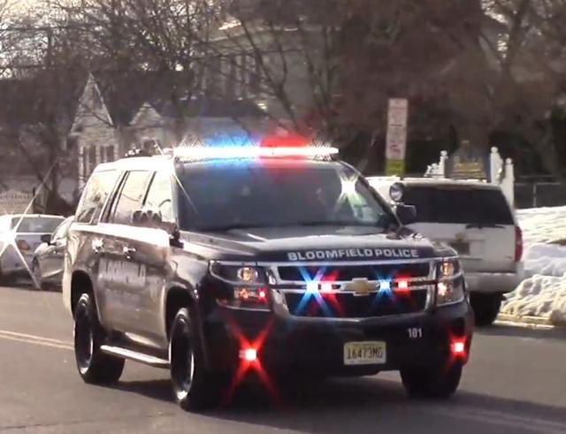 警察抓人总是拉警报，难道不怕坏人听见逃跑吗