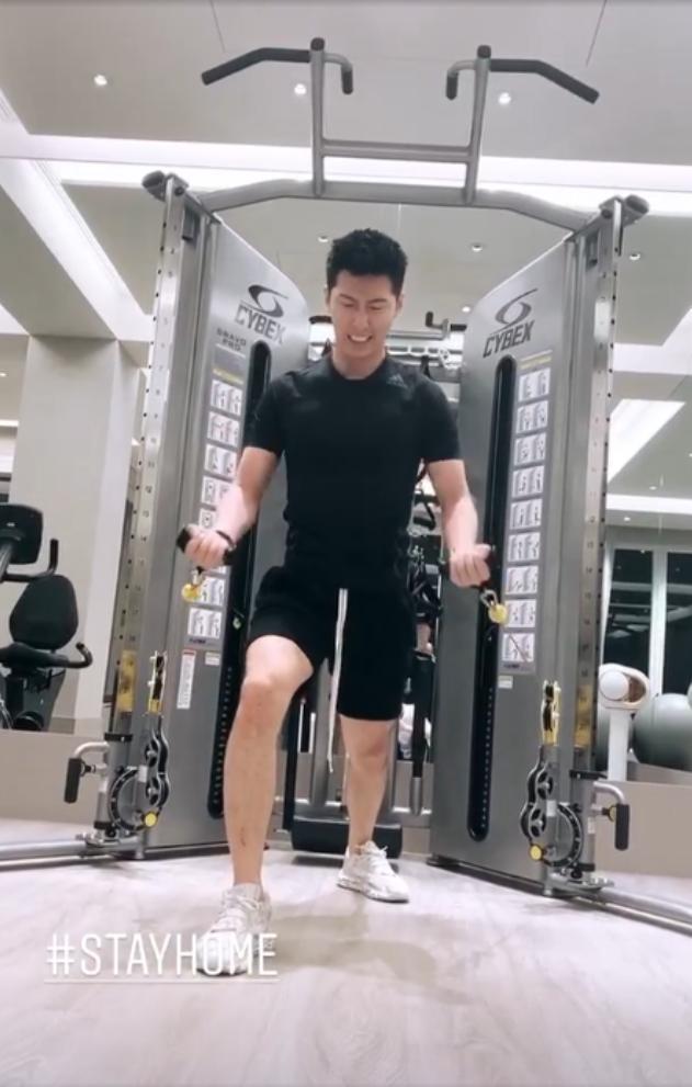 窦骁|藏不住！何超莲窦骁疑已同居 何超莲深夜秀恩爱晒男方撸铁健身视频