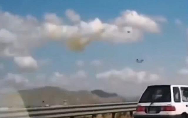 一声巨响！飞行员百米高度跳伞，无人驾驶的F