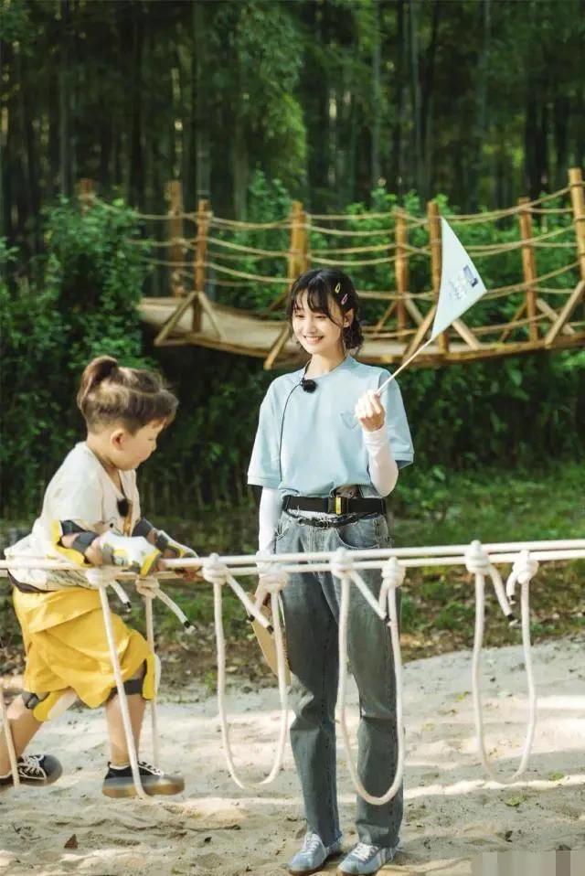 郑爽最新造型曝光！自制低脂减肥餐，手法娴熟，厨艺了得