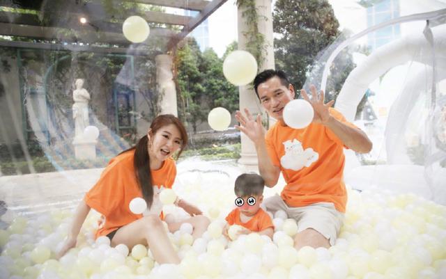 安以轩挺孕肚为1岁儿子庆生，一家三口穿亲子装，室外派对好梦幻