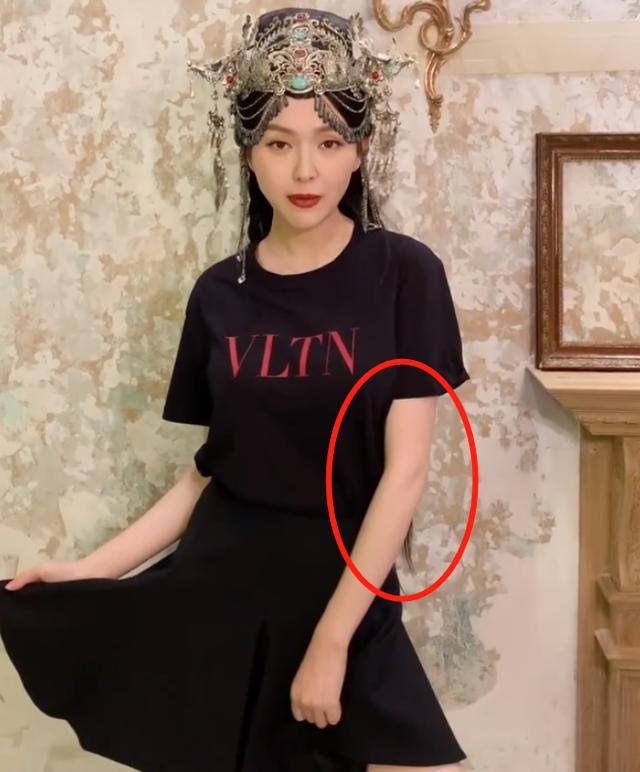 唐嫣生娃后首次亮相，截图放大4倍她的身材，确