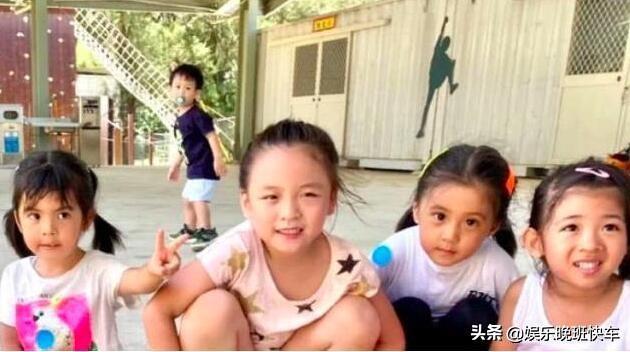 波妞超独立，出门玩不黏姐姐，咘咘合影却主动搂妹妹