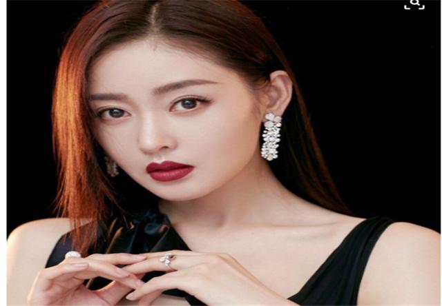 当众“调戏”小鲜肉，张天爱玩心计，几个动作暴露了真实人品