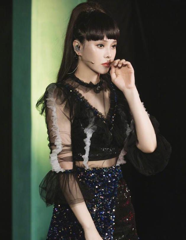 2015年，伊能静和小10岁秦昊结婚，公公婚礼上一