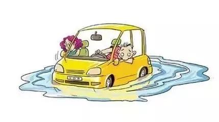 菏澤：暴雨來襲，南京路涵洞積水，兩輛車被泡