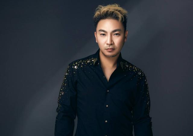 爆红歌星陈少华：被粉丝一刀砍掉下巴，断送事业，居然选择原谅？