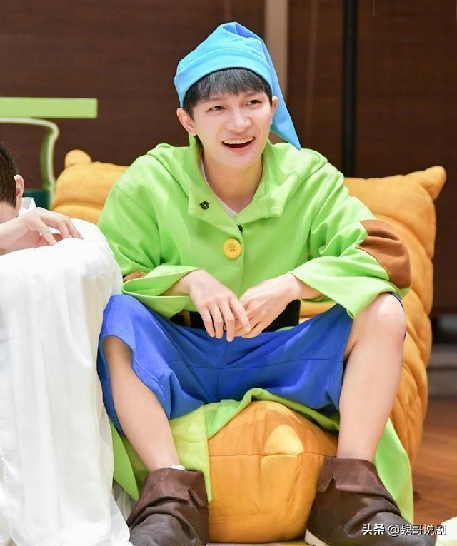 张雨绮质问周深你没在法国排队吗？周深回应：