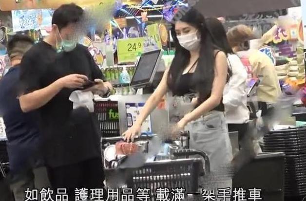 何猷启前妻回娘家落魄惹人心疼，三母女狼狈挤公交，哭诉眼都肿了