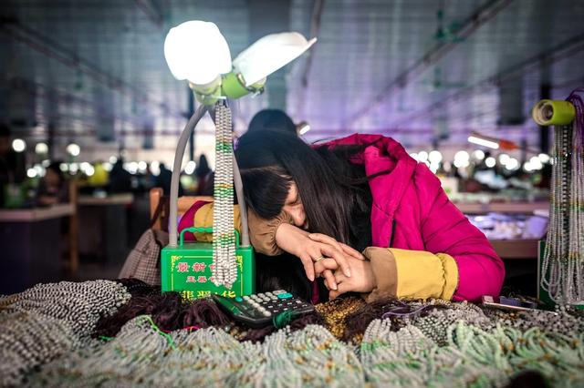 打工妹直播卖货，一天上千人观看，实际成交量以为看错了