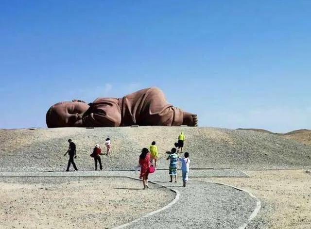 全球最大的“巨婴”雕像，独自沉睡2年之久，被称为“大地之子”