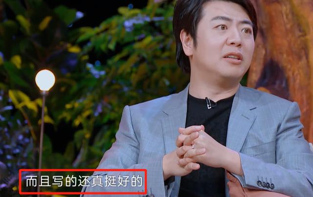 吉娜写中文贺卡给妻子团，看清桌子上的物品，