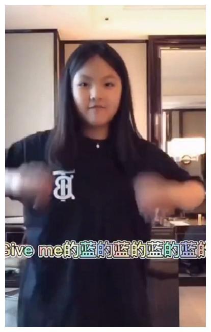 李湘老公女儿尬舞被曝，王诗龄腰比爸爸还粗，