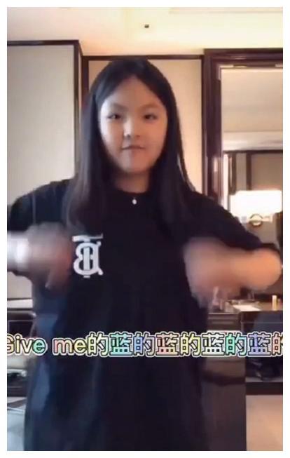 李湘老公女儿尬舞被曝，王诗龄腰比爸爸还粗，减肥没见啥效果