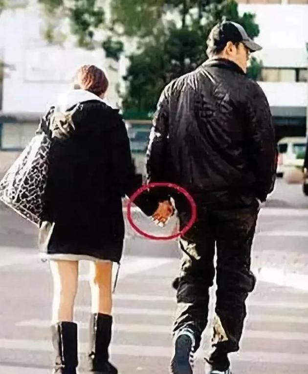 2015年，伊能静和小10岁秦昊结婚，公公婚礼上一