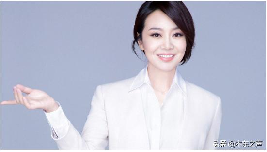 49岁闫妮减肥后身材颜值如少女，和女儿同框似姐