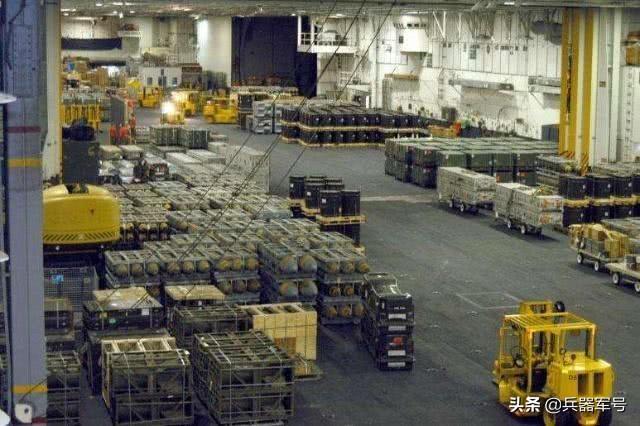 美国口罩全线告急，战略储备物资却全是军火，