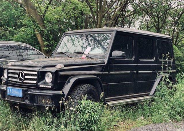 野外惊现豪车“坟厂”，奔驰路虎遍地都是，百万豪车说烧就烧