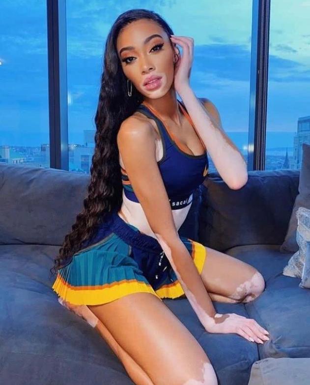 大型虐狗现场，库兹马25岁生日，超模女友雇飞机拉横幅：我爱你