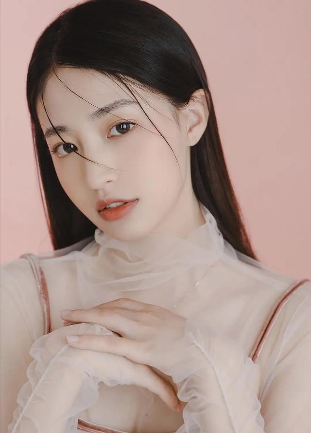 芙蓉不及美人妆，水殿风来珠翠香。