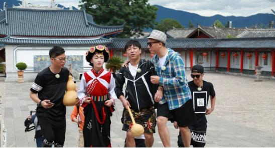 《极挑》录制事多，郭京飞王珞丹坐雕塑踩石碑，周冬雨脚踢古建筑