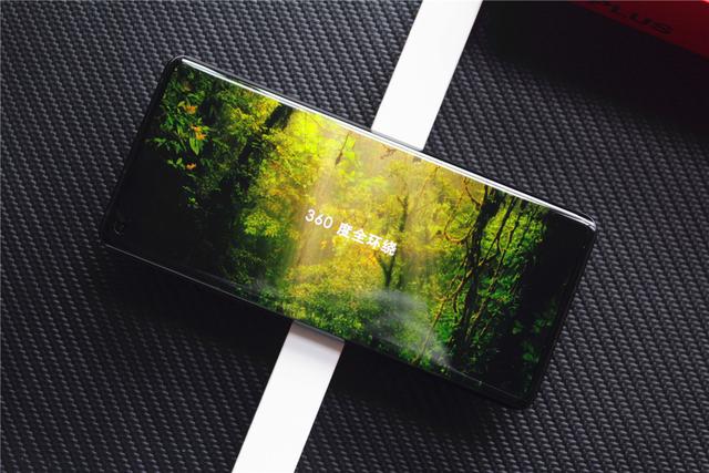 OnePlus 8 Pro深度体验！高素质屏幕下的真安卓旗舰